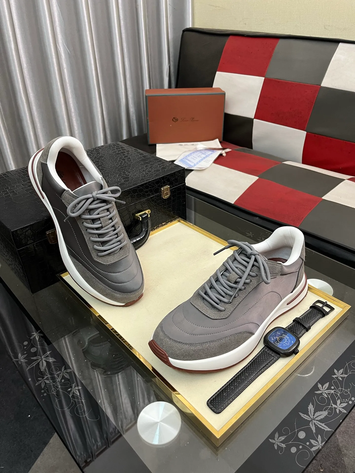 Men's shoes 💰458⌚️⌚️ Loro Pian* Loro Pian* casual shoes are made of cowhide frosted cowhide. Unique texture, simple and elegant, in line with Asian shoe lasts. Almond toe bar, apron style toe, drum-stitched upper. Same color stitching details. Slip-on style for easy on and off. Original color full cowhide lining. The insole is decorated with the 🈶️ brand logo. The original open-molded TPU raw rubber outsole. The soft rubber sole has super grip performance. Comfortable and casual style. You can create 🉑casual🉑formal urban style at will!  Code number: 38-44
